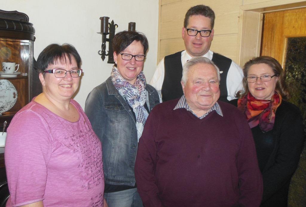 Frauke Appun, Susanne Thudt, Christian Appun (hinten) und Dorothea Schultz bilden den Hauptvorstand, vorne der Ehrenvorsitzende Kurt Appun, Foto: H. Keunecke